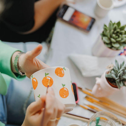 Malset Blumentöpfe bemalen – DIY Set für 4 Personen – inkl. 8 Blumentöpfe, 8 Sukkulenten, 24 Farben & Pinsel – Kreativ-Set von Kolibri Creatives – Perfekt für Kinder, Mädelsabende & Partys