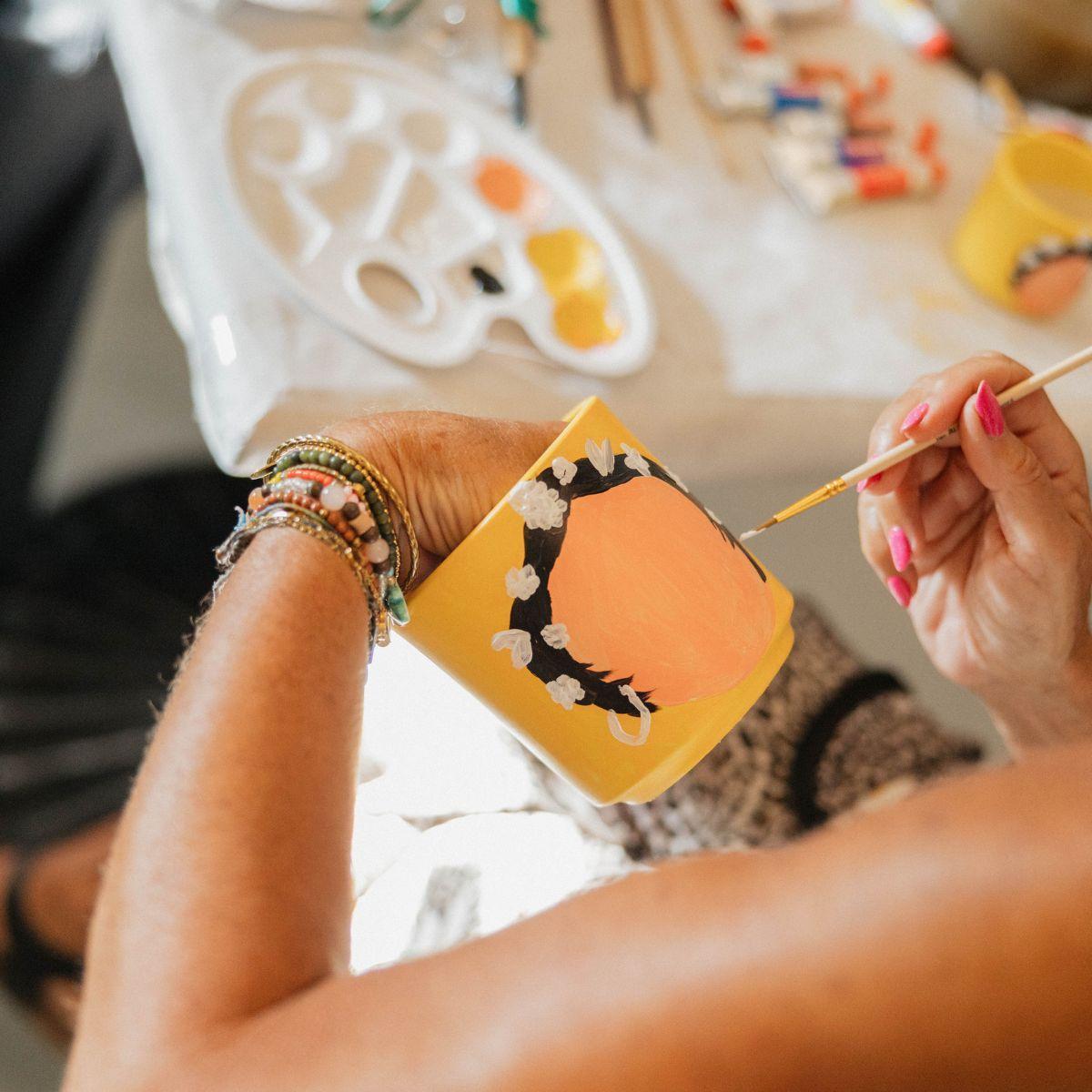 Malset Blumentöpfe bemalen – DIY Set für 4 Personen – inkl. 8 Blumentöpfe, 8 Sukkulenten, 24 Farben & Pinsel – Kreativ-Set von Kolibri Creatives – Perfekt für Kinder, Mädelsabende & Partys