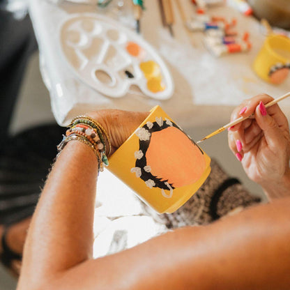 Malset Blumentöpfe bemalen – DIY Set für 4 Personen – inkl. 8 Blumentöpfe, 8 Sukkulenten, 24 Farben & Pinsel – Kreativ-Set von Kolibri Creatives – Perfekt für Kinder, Mädelsabende & Partys