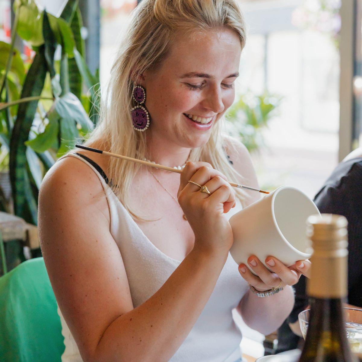 Malset Blumentöpfe bemalen – DIY Set für 4 Personen – inkl. 8 Blumentöpfe, 8 Sukkulenten, 24 Farben & Pinsel – Kreativ-Set von Kolibri Creatives – Perfekt für Kinder, Mädelsabende & Partys