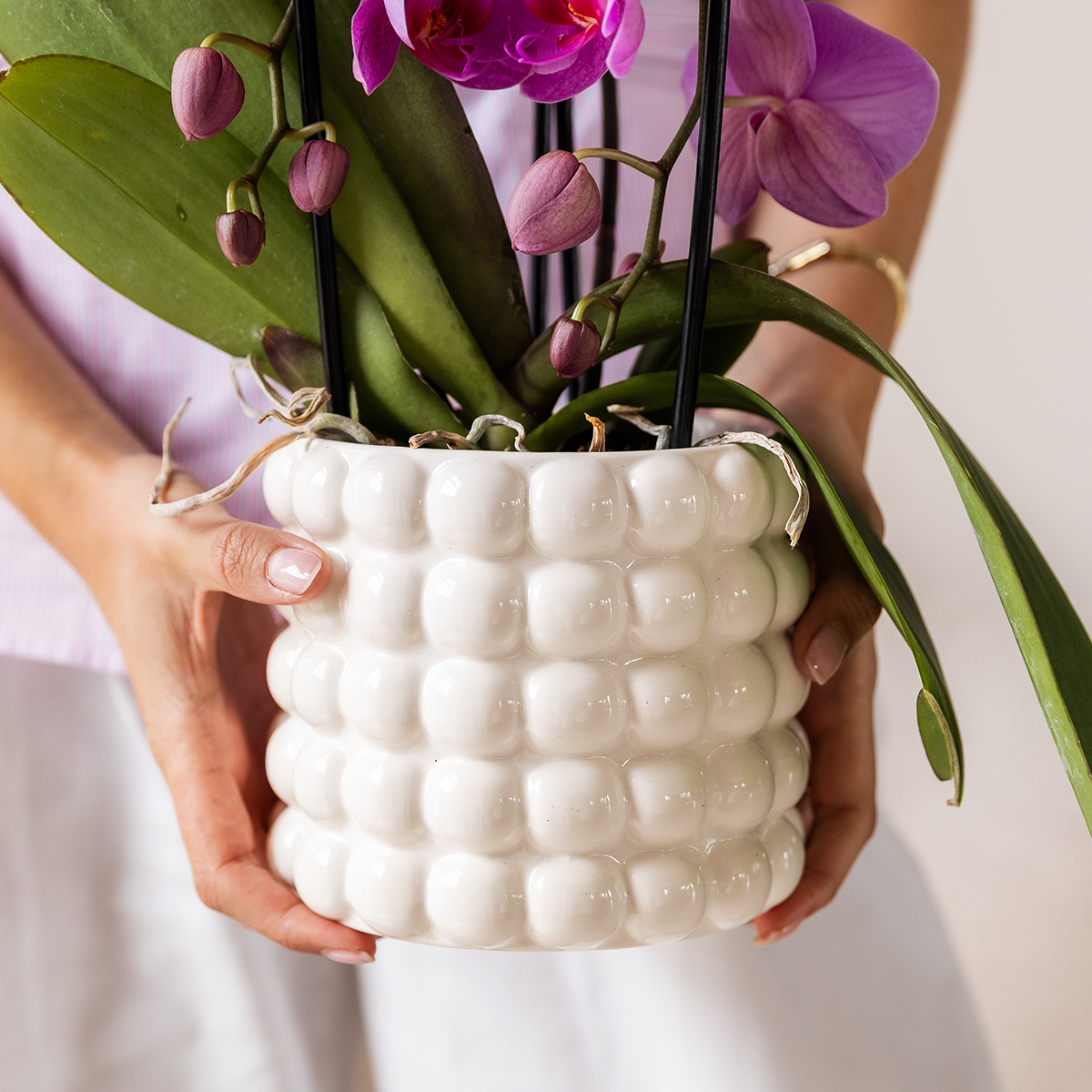 Poppy Pflanztopf – Weiß – Ø9cm – Dekorativer Blumentopf in Keramikoptik – Moderner Übertopf für Zimmerpflanzen & Orchideen – Stilvolles Wohnaccessoire